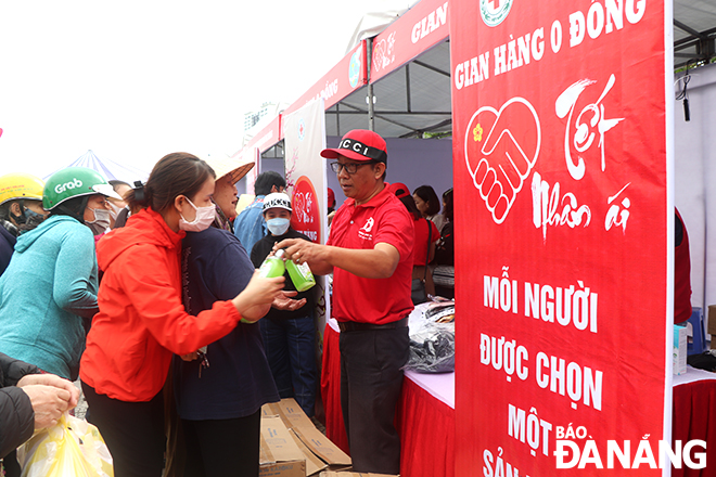 The zero-dong booth gives free gifts to people in need. Photo: X.D