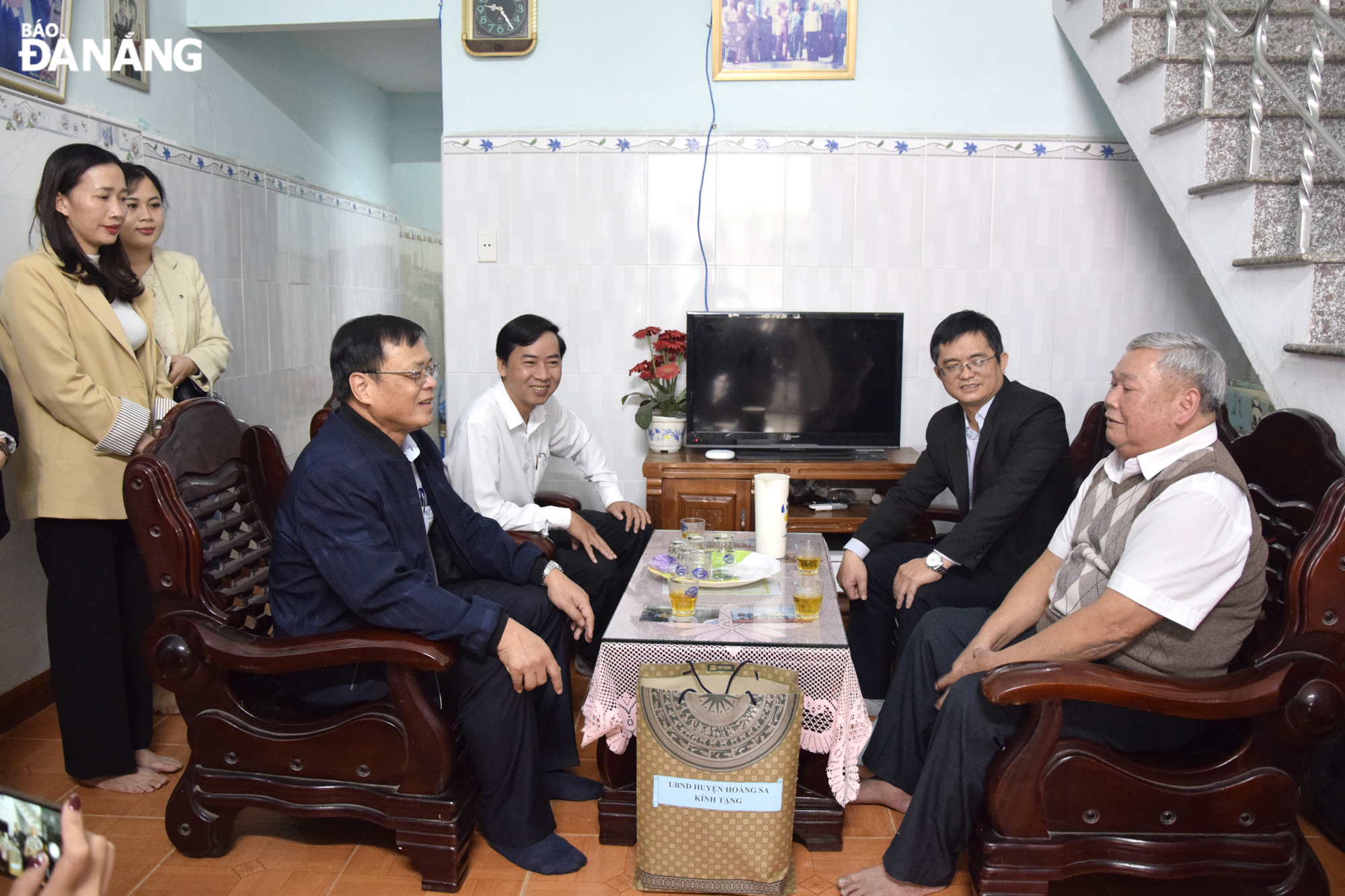 Leaders of the Hoang Sa Islands District Authorities visited and talked with Mr. Tran Van Son (right), one of  historical Hoang Sa witnesses.. Photo: TRONG HUY