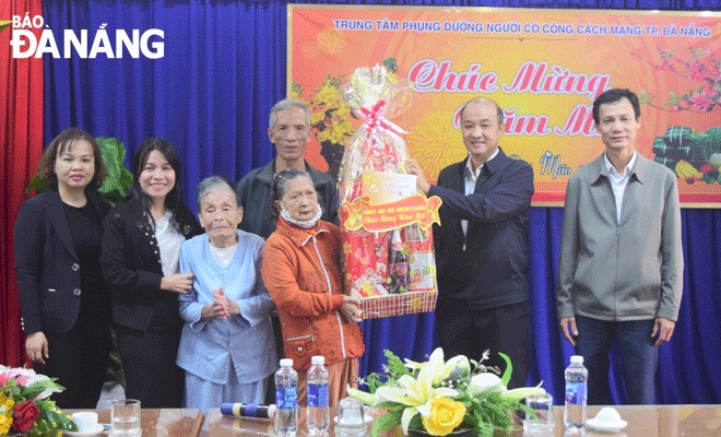Phó Chủ tịch UBND thành phố Lê Quang Nam (thứ 2, bên phải sang) tặng quà Tết cho các cụ tại Trung tâm phụng dưỡng người có công cách mạng thành phố. Ảnh: P.N