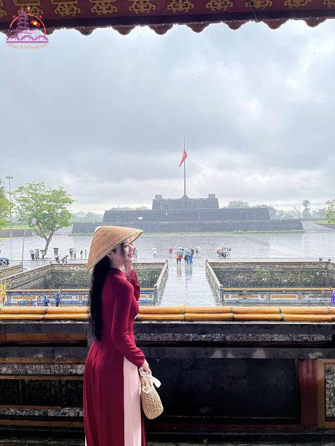 Thuê áo dài chụp ảnh ở Đại Nội hay các lăng tẩm vua nhà Nguyễn được nhiều du khách lựa chọn để check in tại Huế.