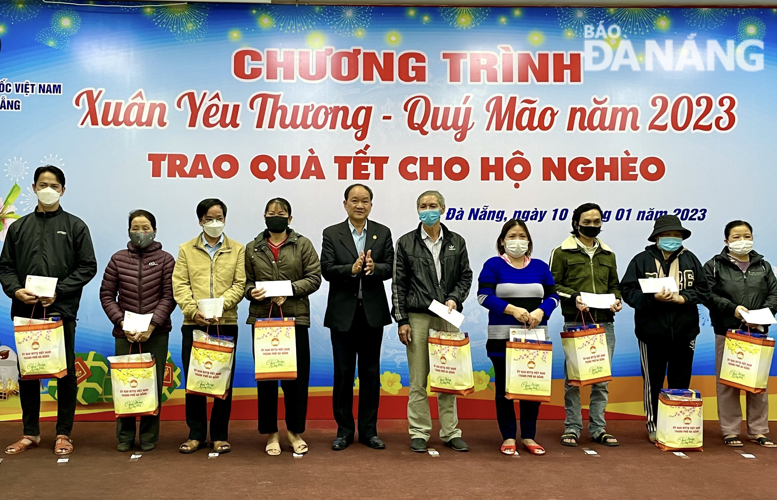 Vice Chairman of the Da Nang Fatherland Front Committee Duong Dinh Lieu (fifth, left) giving Tet gifts to the poor under the program entitled 