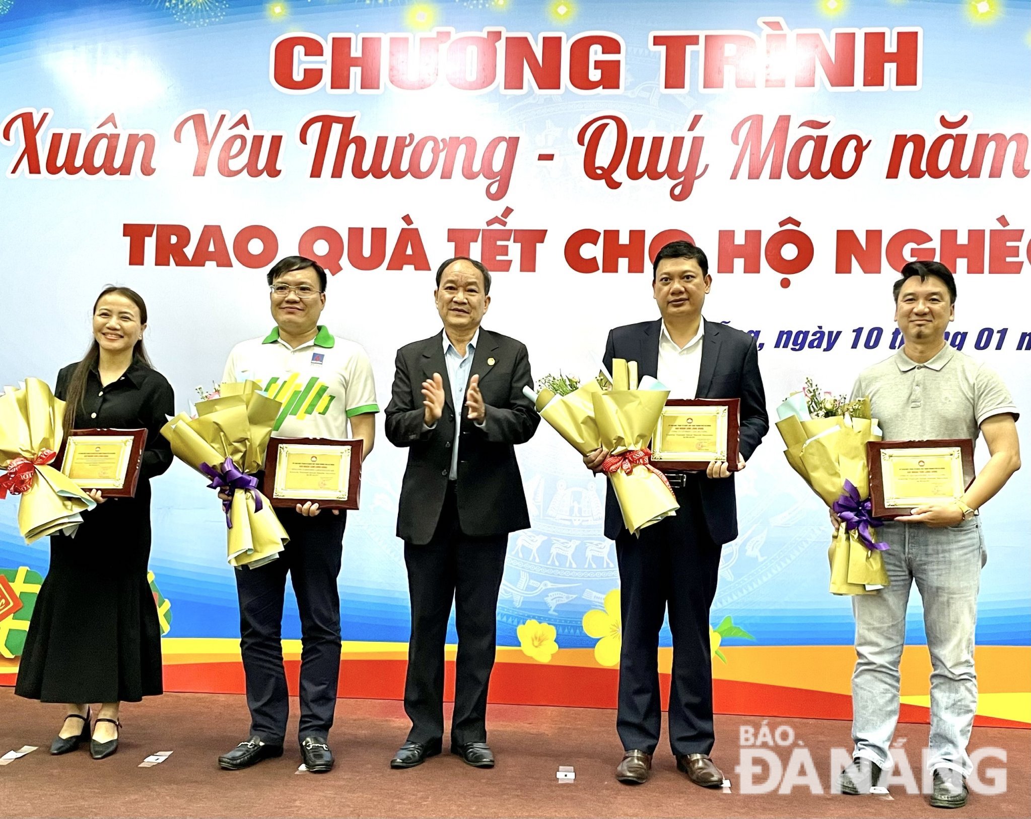 Vice Chairman of the Da Nang Fatherland Front Committee Duong Dinh Lieu (middle) presenting the 