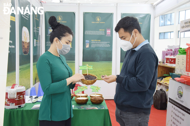 The Spring Fair is an opportunity for Vietnamese businesses to promote their products. IN THE PHOTO: People visited the 2022 Spring Fair. Photo: QUYNH TRANG
