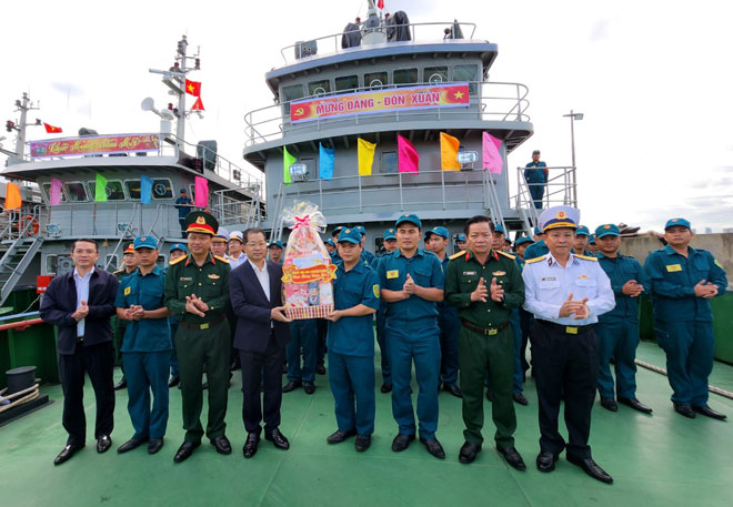 Bí thư Thành ủy Nguyễn Văn Quảng (thứ 4, trái sang) tặng quà chúc tết Hải đội dân quân thường trực. Ảnh: PHAN CHUNG
