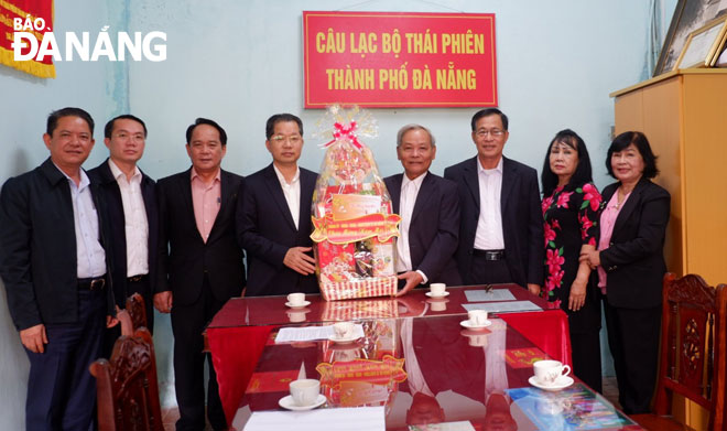 Bí thư Thành ủy Nguyễn Văn Quảng (thứ 4, trái sang) chúc cán bộ, hưu trí đang sinh hoạt tại CLB Thái Phiên sức khỏe dồi dào, nhiều niềm vui. Ảnh: PHAN CHUNG
