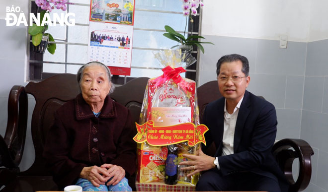 Thăm, chúc tết gia đình thương binh Đào Thị Năm, Bí thư Thành ủy Nguyễn Văn Quảng (phải) chúc cụ cùng người thân gia đình có một mùa xuân vui vẻ, đầm ấm. Ảnh: PHAN CHUNG