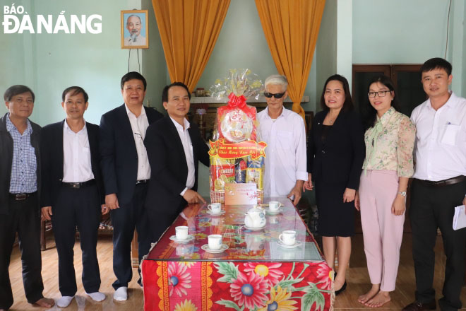 Trưởng Ban Tổ chức Thành ủy Nguyễn Đình Vĩnh (thứ 4 từ trái sang) thăm, chúc Tết gia đình chính sách tại xã Hòa Tiến, huyện Hòa Vang. Ảnh; NGỌC HÀ