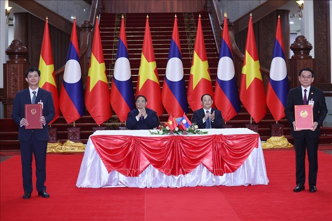 Thủ tướng Phạm Minh Chính và Thủ tướng Lào Sonexay Siphandone chứng kiến lễ ký Bản ghi nhớ thiết lập mối quan hệ hợp tác hữu nghị giữa giữa Tỉnh ủy tỉnh Quảng Trị và Tỉnh uỷ tỉnh Champasak. Ảnh: Dương Giang/TTXVN