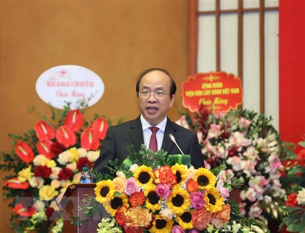 Tân Chủ tịch Viện Hàn lâm Khoa học xã hội Việt Nam Phan Chí Hiếu phát biểu nhận nhiệm vụ. (Ảnh: Hoàng Hiếu/TTXVN)