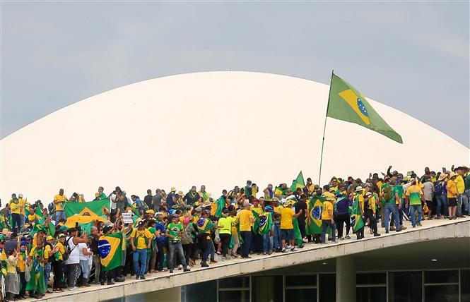 Những người ủng hộ cựu Tổng thống Brazil Jair Bolsonaro xông vào tòa nhà Quốc hội tại Brasilia ngày 8-1. Ảnh: AFP/TTXVN