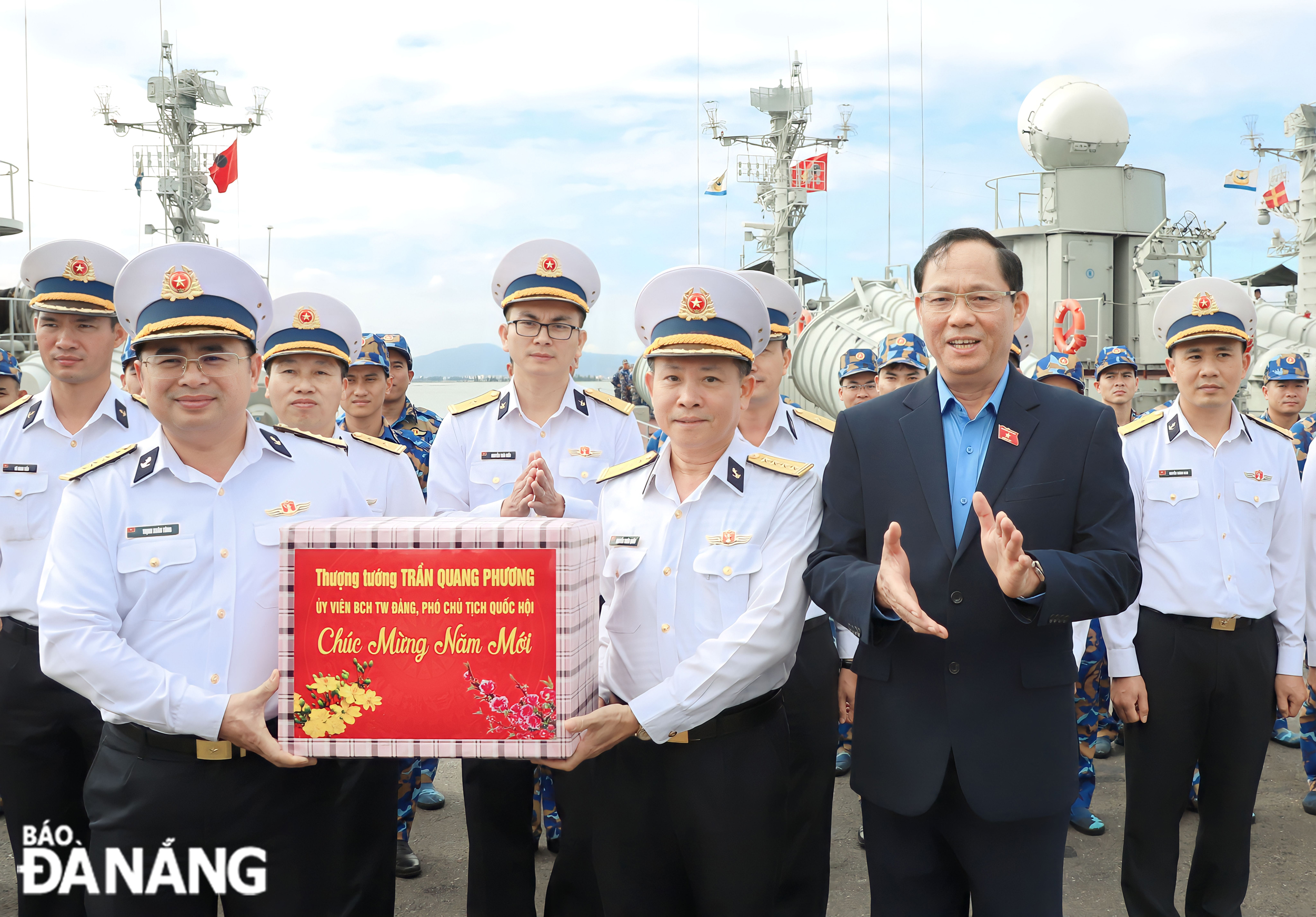 National Assembly Vice Chairman Tran Quang Phuong (second, right) presented a Tet gift to the leaders and commanders of Brigade 172. Photo: NGOC PHU