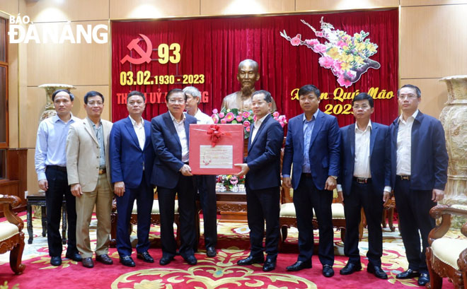 Chairman of the Party Central Committee’s Commission for Internal Affairs Phan Dinh Trac (fourth, left) extended his Tet wishes to Party Committee, government and people of Da Nang