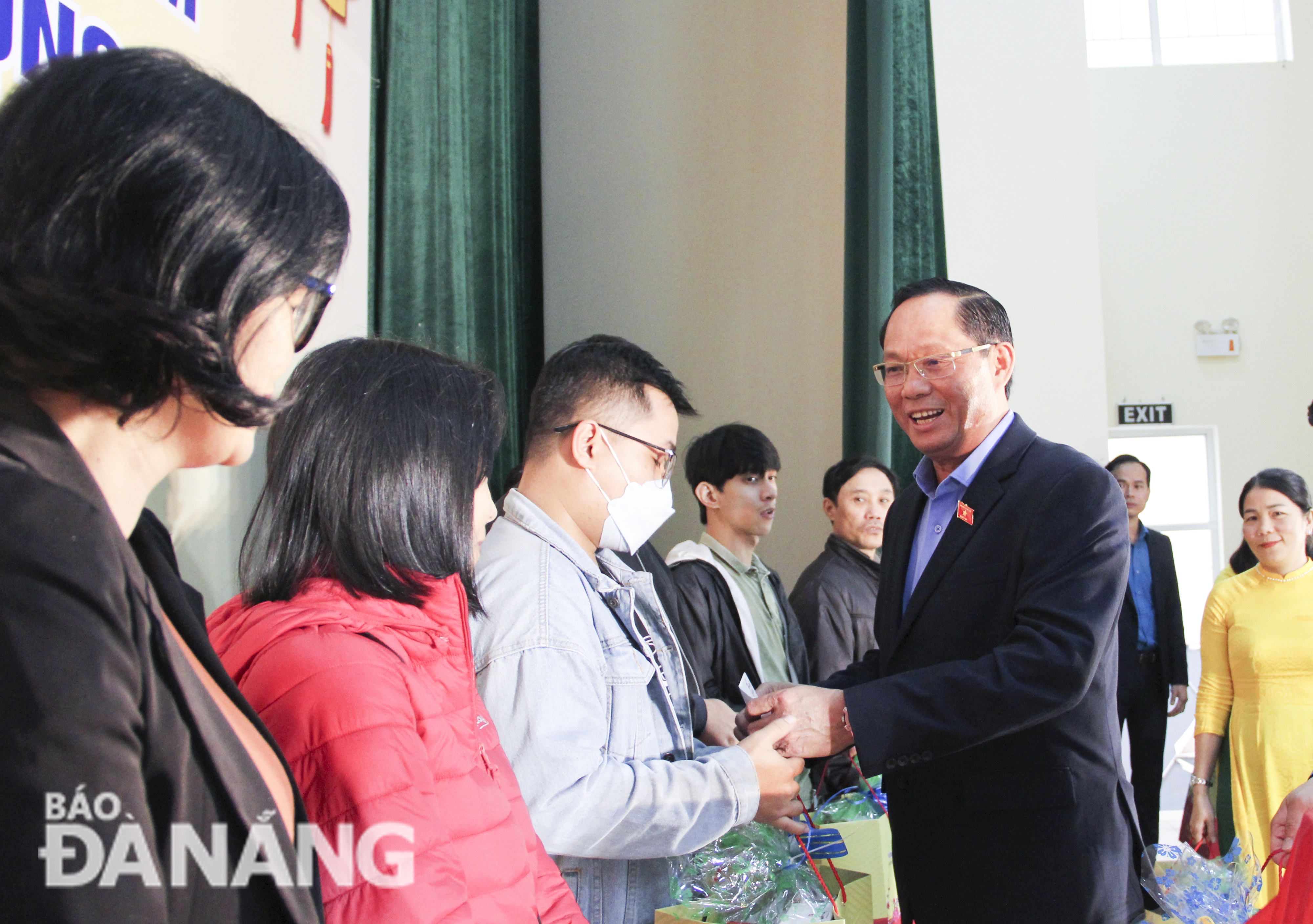 National Assembly Vice Chairman Tran Quang Phuong presented Tet gifts to Trade Union members and workers in difficult circumstances. Photo: X.HAU