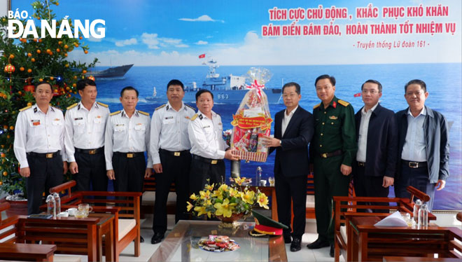 Da Nang Party Committee Secretary Nguyen Van Quang (fourth, right) visited and presented Tet gift to officers and men of the 161 Brigade  under the Naval Region 3. PHAN CHUNG
