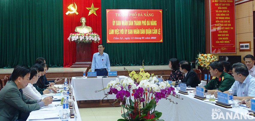 Quang cảnh buổi làm việc của Chủ tịch UBND thành phố Lê Trung Chinh với quận Cẩm Lệ. Ảnh: HOÀNG HIỆP