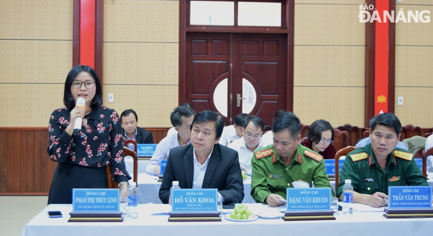 Bí thư Quận ủy Cẩm Lệ Phan Thị Thúy Linh (bìa trái) phát biểu tại buổi làm việc. Ảnh: HOÀNG HIỆP