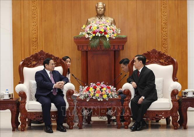 Thủ tướng Phạm Minh Chính thăm đồng chí Thongsing Thammavong, nguyên Thủ tướng nước CHDCND Lào. Ảnh: TTXVN