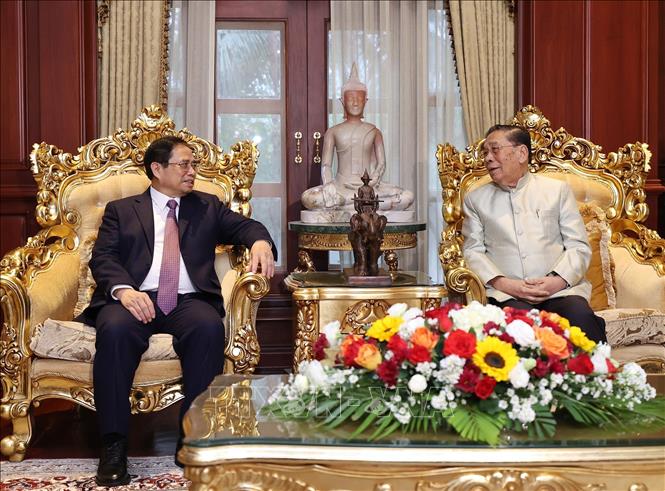 Thủ tướng Phạm Minh Chính thăm đồng chí Choummaly Sayasone, nguyên Tổng Bí thư, Chủ tịch nước CHDCND Lào. Ảnh: TTXVN
