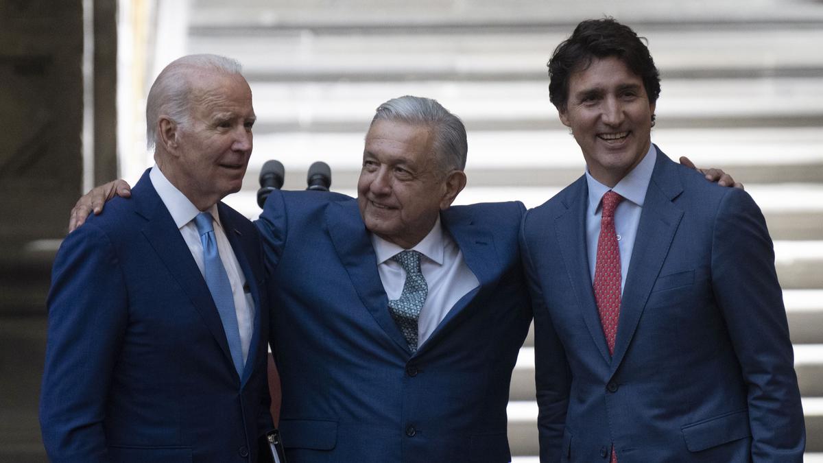 Tổng thống Mỹ Joe Biden (bên trái), Thủ tướng Canada Justin Trudeau (bên phải) và Tổng thống Mexico Lopez Obrador tại cuộc họp báo ngày 10-1, tại Mexico. Ảnh: AP	
