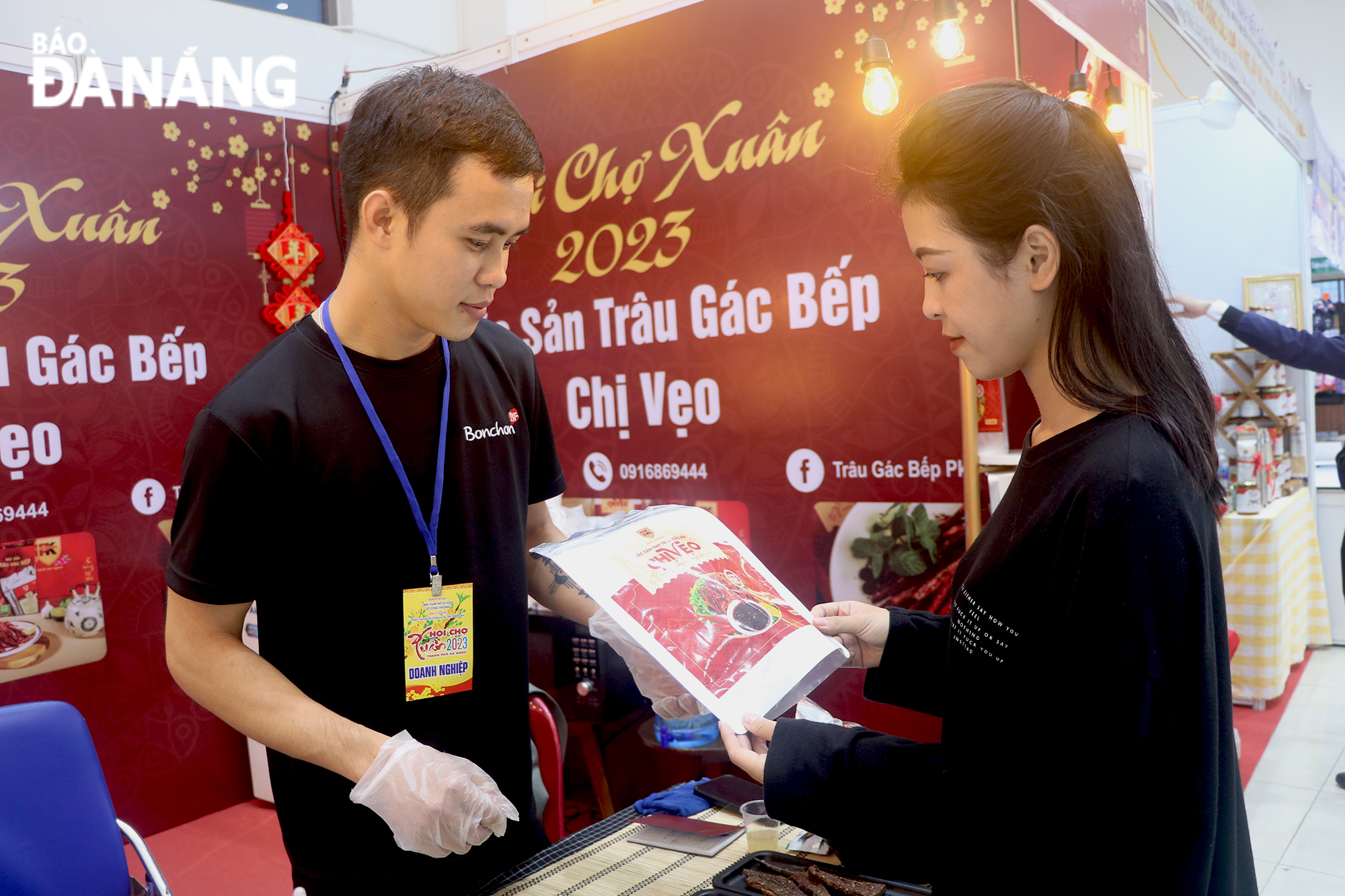 Visitors are seen at the Da Nang Spring Fair on the evening of January 11.