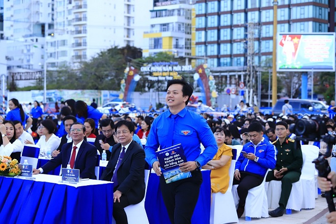 Ông Trần Anh Tuấn - Bí thư Tỉnh Đoàn Khánh Hòa lên sân khấu phát biểu hưởng ứng tại lễ phát động. 