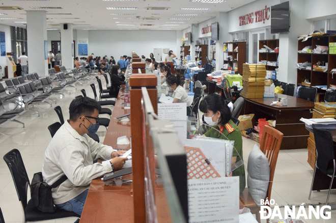 The good implementation of administrative reform contributes to the city's socio-economic development. A scene is observed at the ‘One-stop-shop’ site of the Da Nang Administrative Centre. Photo: TRONG HUY