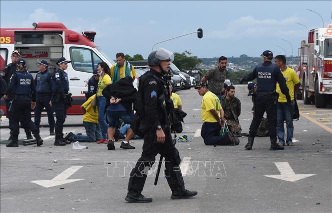 Lực lượng an ninh Brazil bắt giữ các đối tượng biểu tình đột nhập vào Dinh Tổng thống tại Brasilia ngày 8/1/2023. Ảnh: TTXVN