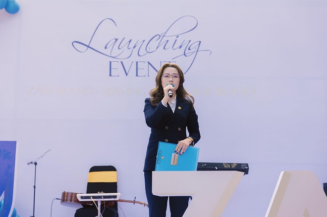 Chị Hạ Trang - Giám đốc điều hành ZAM brand phát biểu tại sự kiện ra mắt thương hiệu.