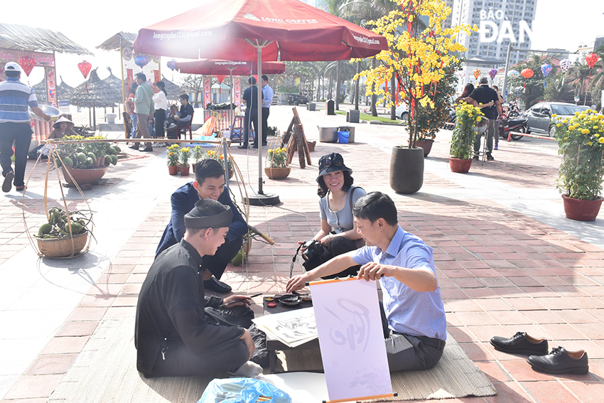 The 'Spring of Love' Space at the My An Beach attracts much attention from visitors. Photo: THU HA