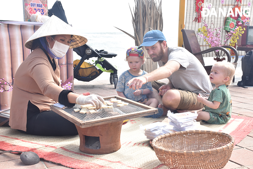 Mr. Erik Vismer, a Swedish nationality, has lived in Da Nang for 4 years. He and his children excitedly enjoyed printed cakes and coconut jam. Photo: THU HA