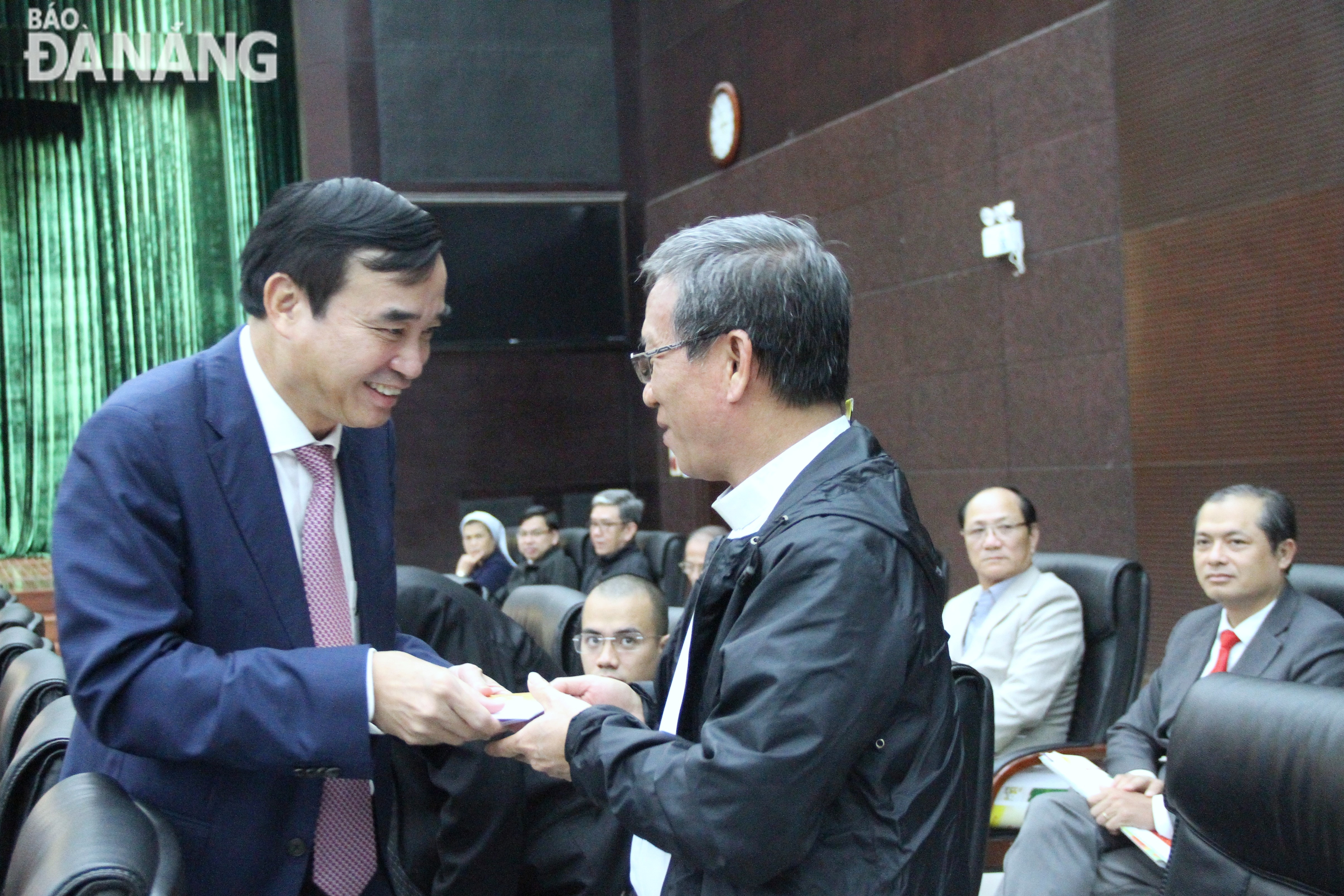 Chủ tịch UBND thành phố Lê Trung Chinh tặng quà Tết đến các vị chức sắc tôn giáo. Ảnh: L.P