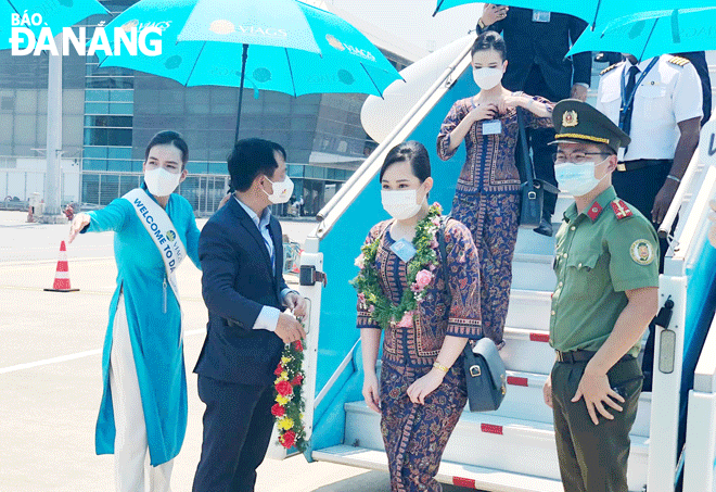 Việc mở đường bay trực tiếp đến Đà Nẵng góp phần phát triển du lịch thành phố.  Trong ảnh: Du khách được chào đón tại Sân bay quốc tế Đà Nẵng. Ảnh: THU HÀ	