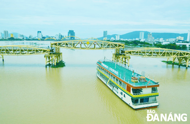 Tàu du lịch hoạt động trên sông Hàn. Ảnh: THÀNH LÂN