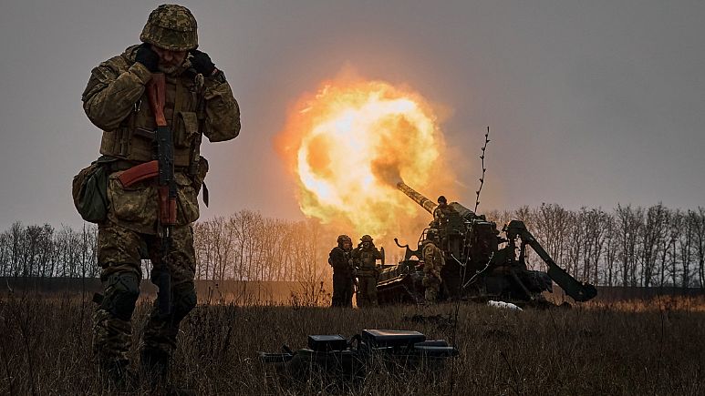 Binh sĩ Ukraine khai hỏa pháo Pion ở Donetsk, Ukraine, ngày 16-12-2022. Ảnh: AP