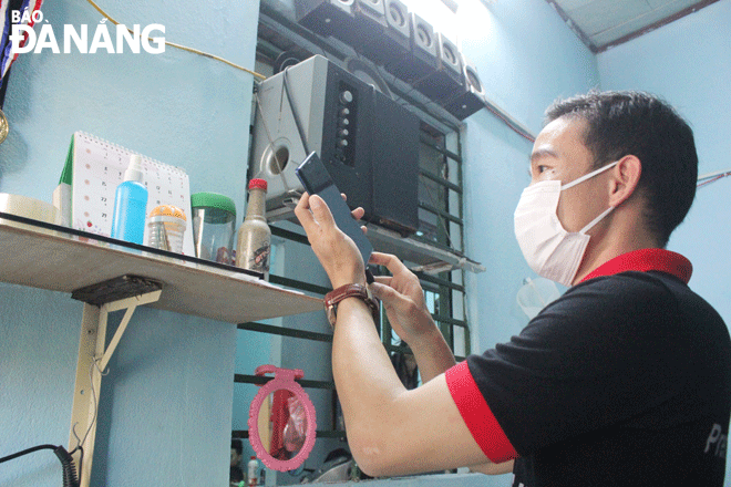 Mr. Le Van Viet, a worker working for a company located in the Hoa Khanh Industrial Park is happy to use free wifi. Photo: XUAN HAU