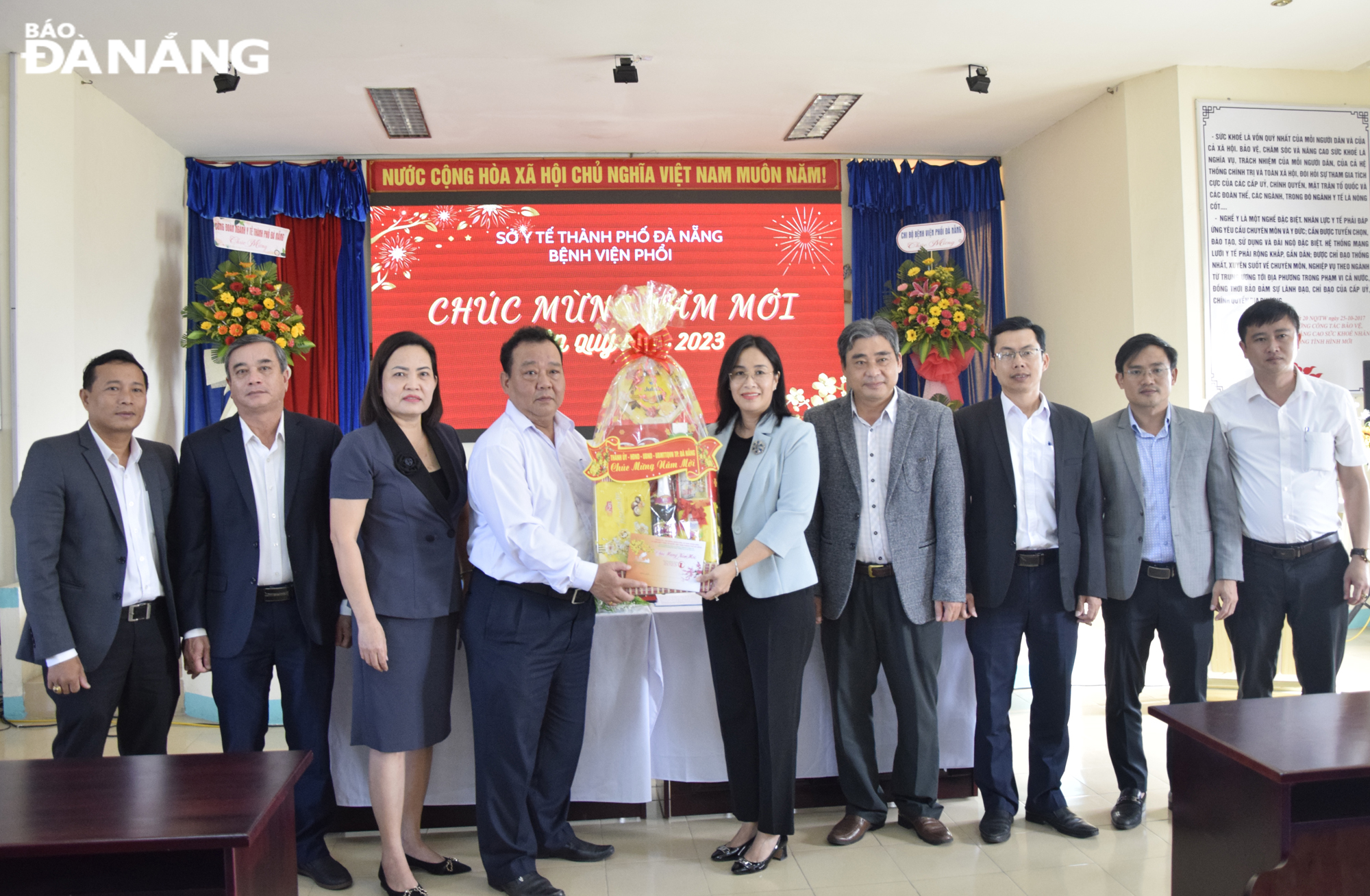 Phó Chủ tịch HĐND thành phố Nguyễn Thị Anh Thi (đứng giữa) thăm, chúc Tết Bệnh viện Phổi Đà Nẵng. Ảnh: T. HUY