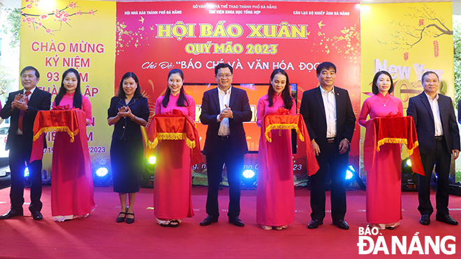 Vice Chairman of the municipal People's Council Tran Phuoc Son (centre) and delegates cutting the ribbon to open the Spring Newspaper Festival 2023. Photo: X.D