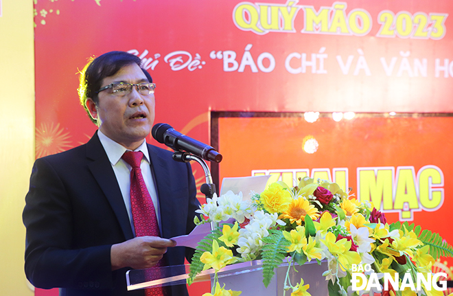 Editor-in-Chief of the Da Nang Newspaper Nguyen Duc Nam speaks at the opening ceremony of the Spring Newspaper Festival 2023. Photo: X.D