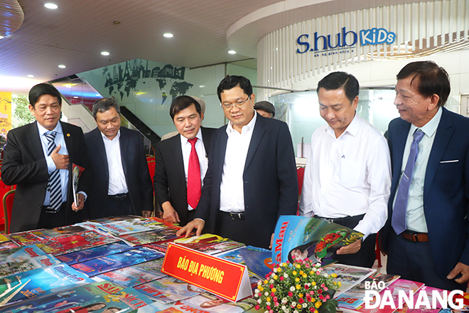 Vice Chairman of the municipal People's Council Tran Phuoc Son (third, right), Chairman of the municipal Journalists' Association cum Editor-in-Chief of the Da Nang Newspaper Nguyen Duc Nam (third, left), and delegates at the Festival. Photo: X.D