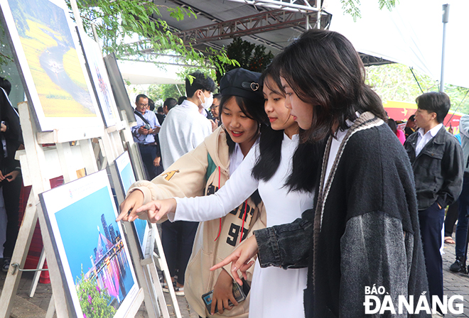 Students visit the Spring photography exhibition. Photo: X.D