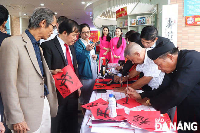 This year's Spring Newspaper Festival has a calligraphy writing activity, attracting a lot of attention from attendees.