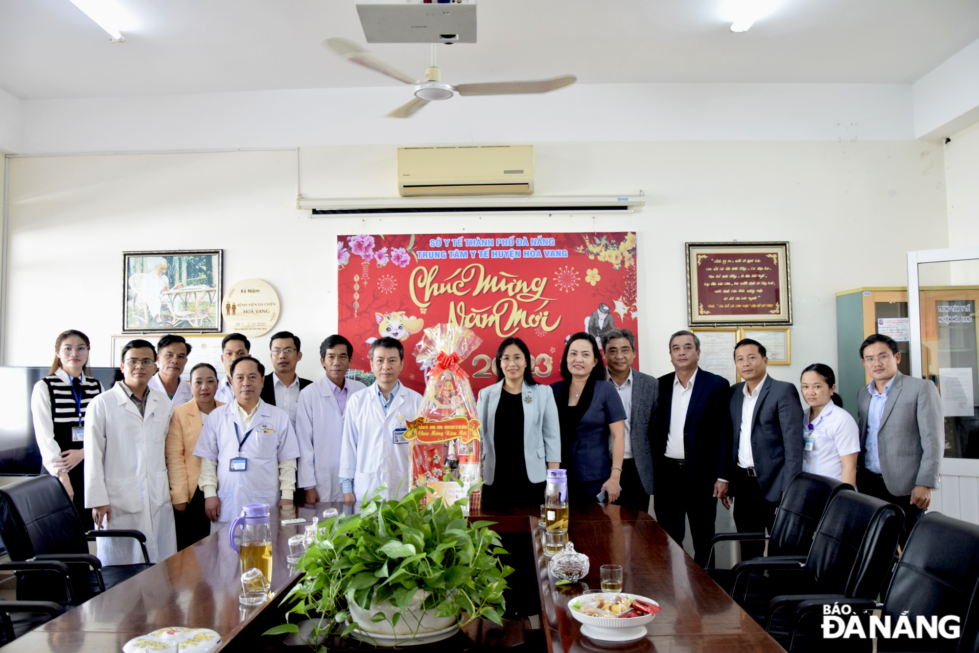 Vice Chairwoman Nguyen Thi Anh Thi (seventh, right) and leaders of the Hoa Vang District Medical Center. Photo: T. HUY