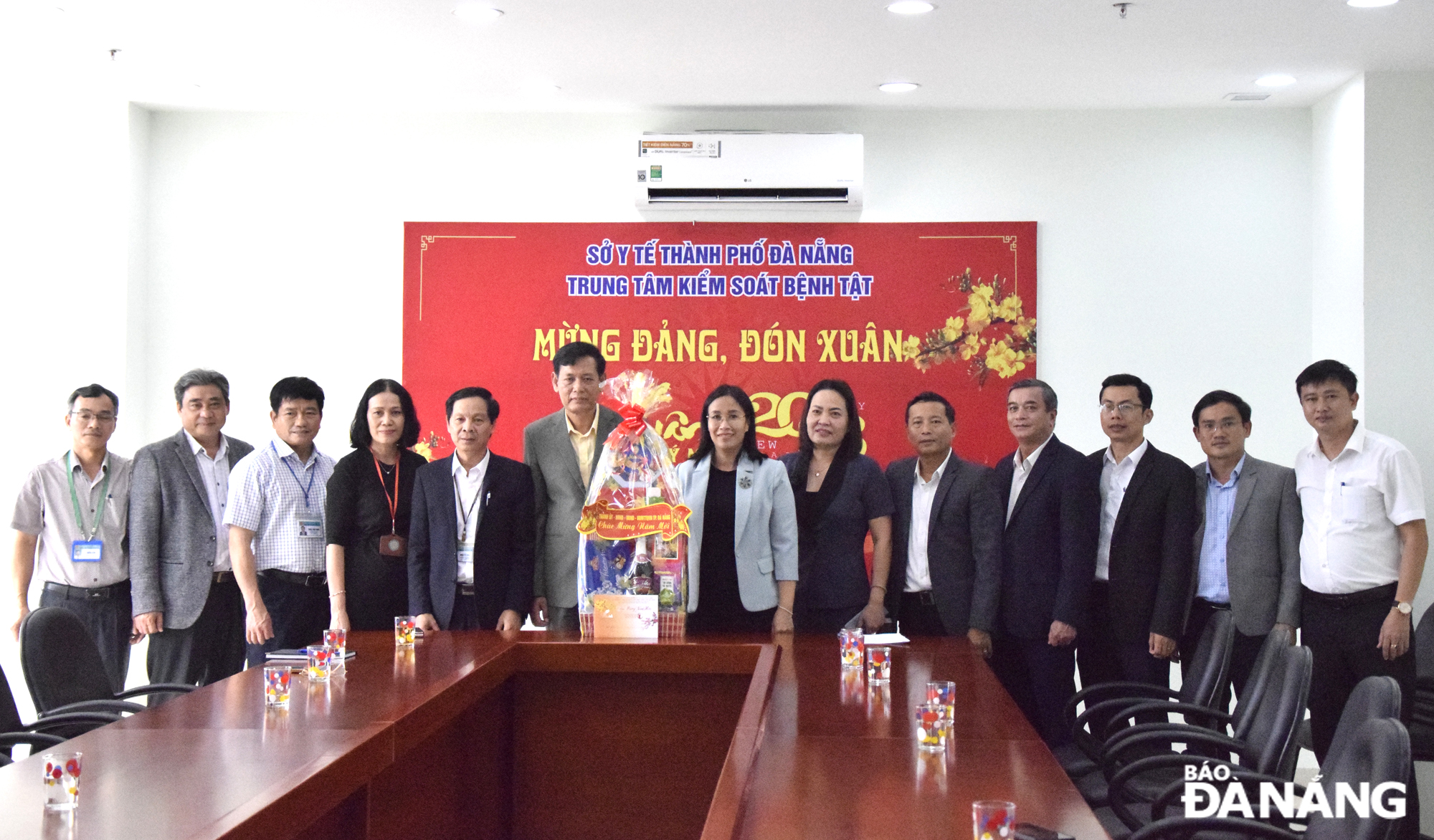 Vice Chairwoman Nguyen Thi Anh Thi pays a pre-Tet visit to the city's Center for Disease Control. Photo: T. HUY