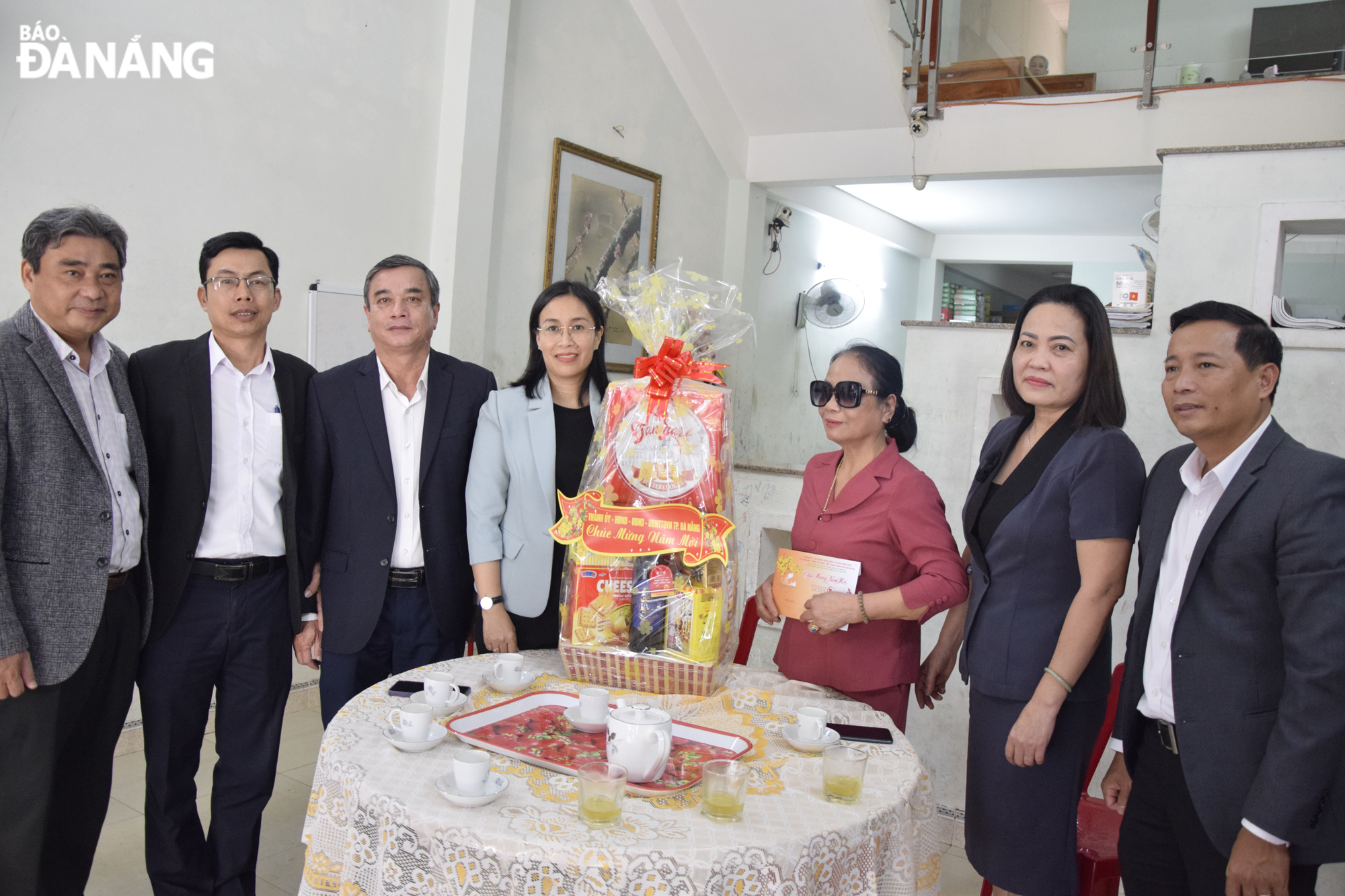 Vice Chairwoman Nguyen Thi Anh Thi (centre) visits and sends Tet greetings to war invalid Doan Thi Toa. Photo: T. HUY