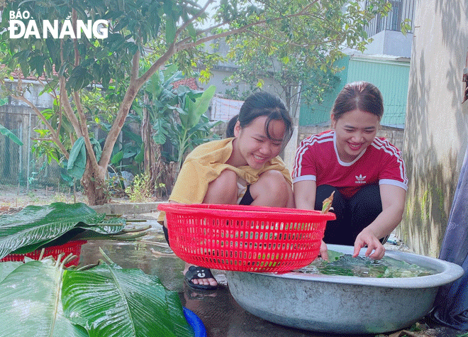 Children at Hoa Mai Orphanage Center preparing ingredients to make ‘Banh Chung’ (square glutinous rice cake) and ‘Banh Tet (cylindrical sticky rice cake). Photo: X.HAU