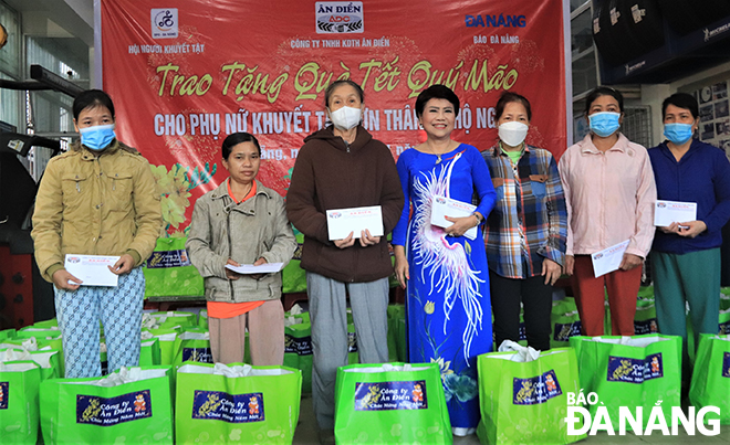 Gifts recipients and a leader from the An Dien General Trading Company. Photo: DAC MANH.