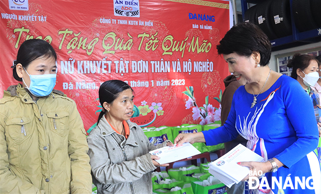 Mrs Nguyen Thi Kim Lien, the Director of the An Dien General Trading Company handing gifts to single disabled women. Photo: DAC MANH