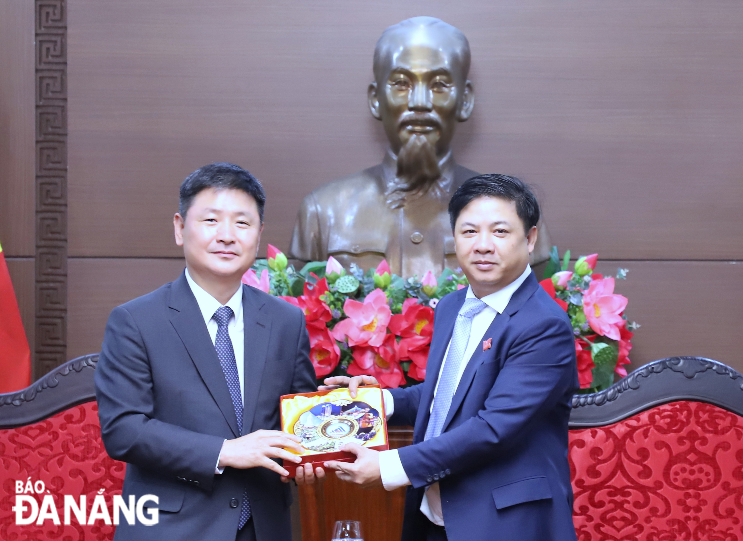 Mr. Kang Boo Sung, the newly-accredited Consul General of South Korea in Da Nang, and municipal Party Committee Deputy Secretary cum People’s Council Chairman Luong Nguyen Minh Triet (right)