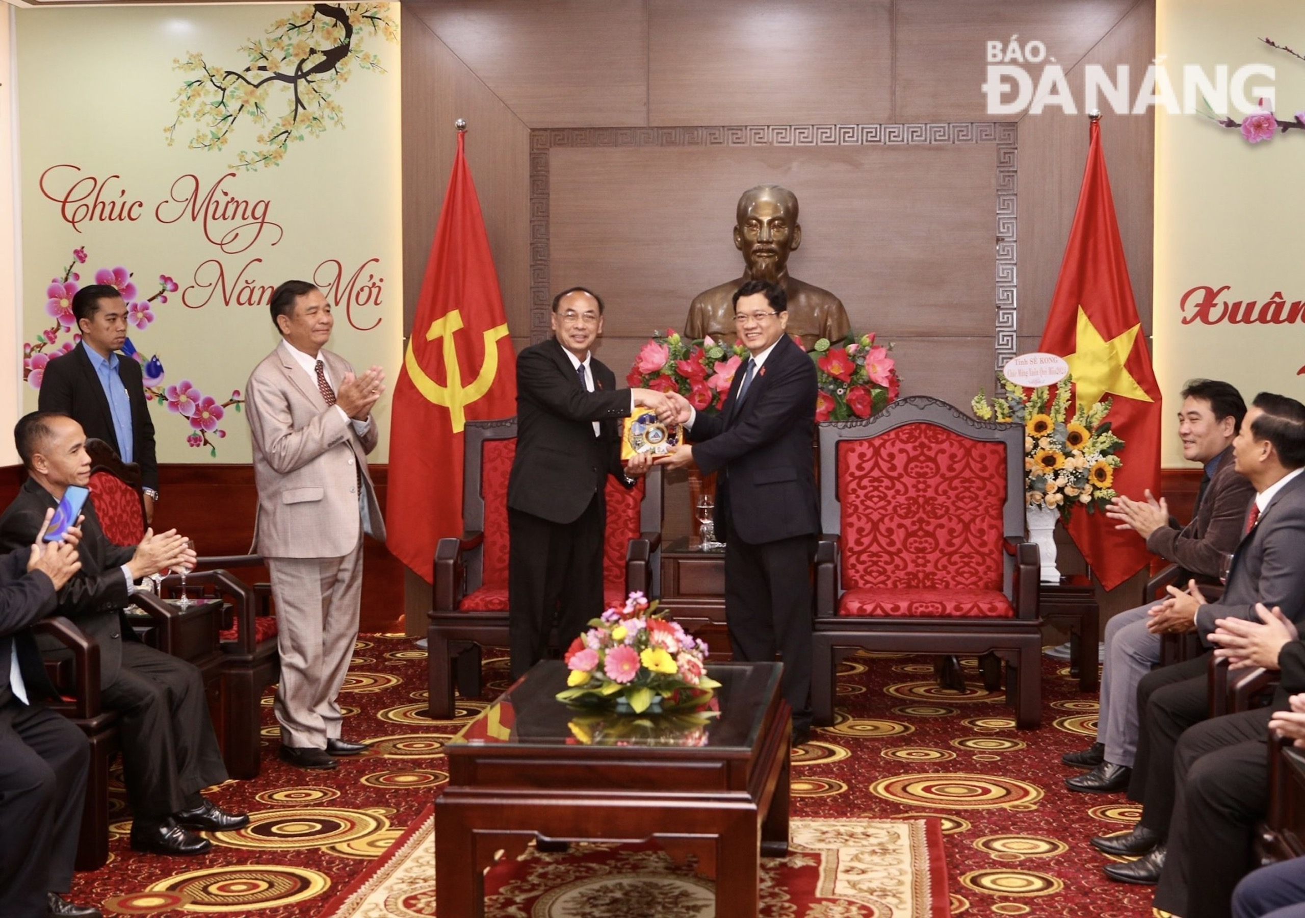 Vice Chairman of the Da Nang People's Council Tran Phuoc Son (right) presents a souvenir to the delegation of Sekong Province, Laos. Photo: T.P