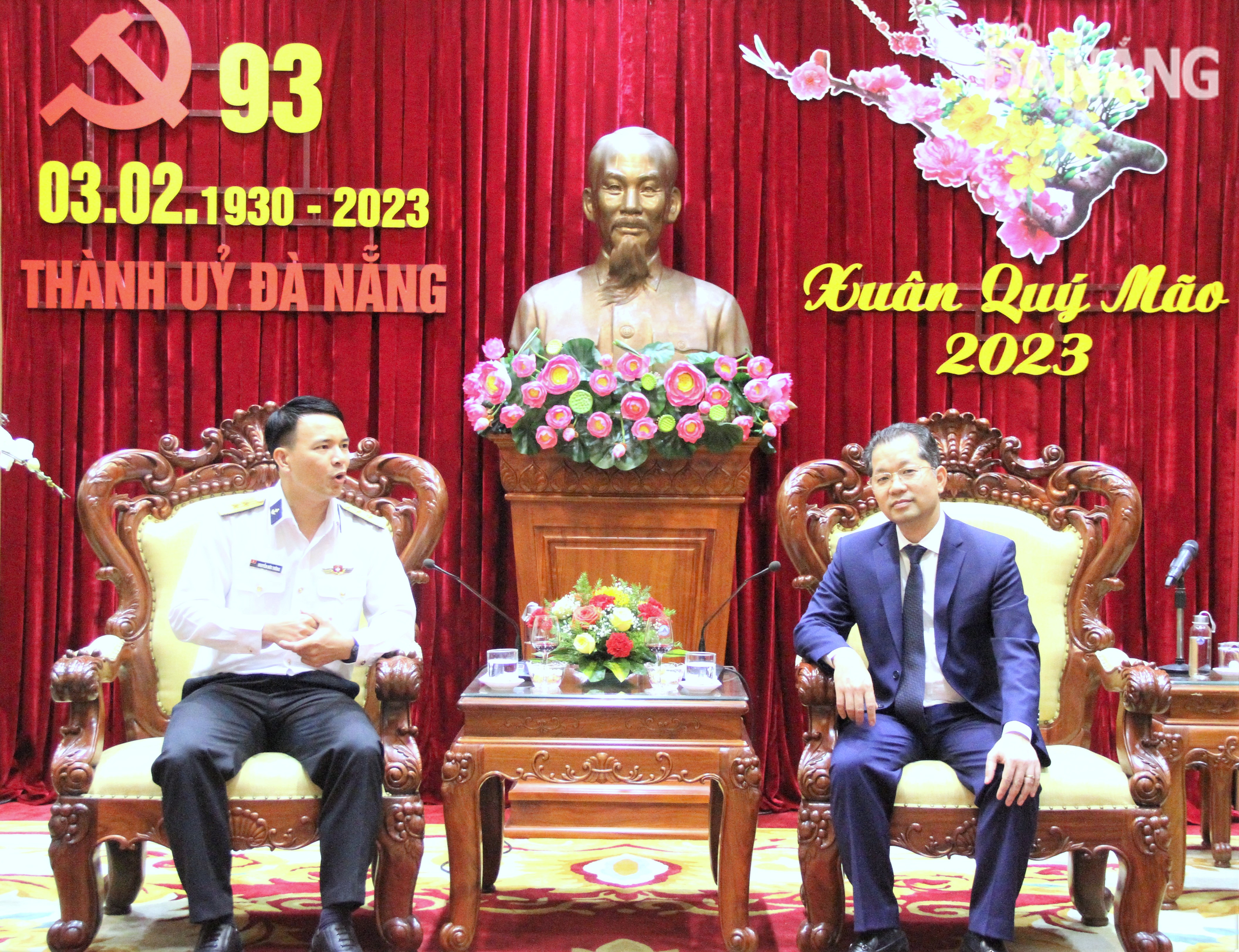 Secretary of the Da Nang Party Committee Nguyen Van Quang (right) warmly received naval officers and men from submarine HQ-186 Da Nang and the Khanh Hoa Province-based Submarine Brigade 189. Photo: L.P